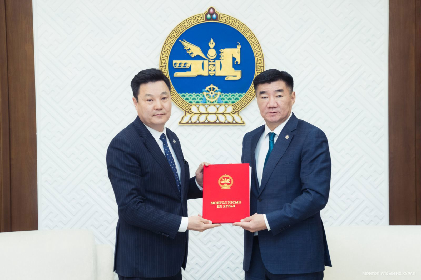 Аймаг, нийслэл, сум, дүүргийн иргэдийн Төлөөлөгчдийн Хурлын сонгуулийн тухай хуульд өөрчлөлт оруулах тухай хуулийн төслийг өргөн мэдүүлэв